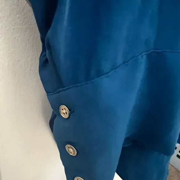 Chico’s Blue Pleated Back Blouse Sz 0 Academia Minimalist Chic Workcore Classic - Picture 4 of 8